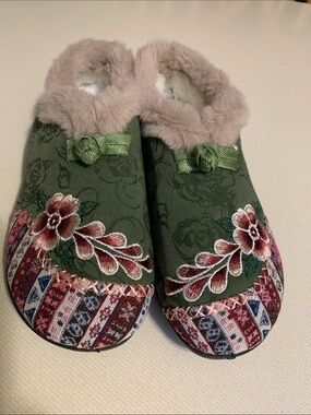 Cozy Olive Green Floral Embroidered Women's Slip-On Slippers NWzoT